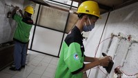 Kelas praktik juga diikuti siswa jurusan kelistrikan. Mereka mempraktikkan pemasangan instalasi listrik.