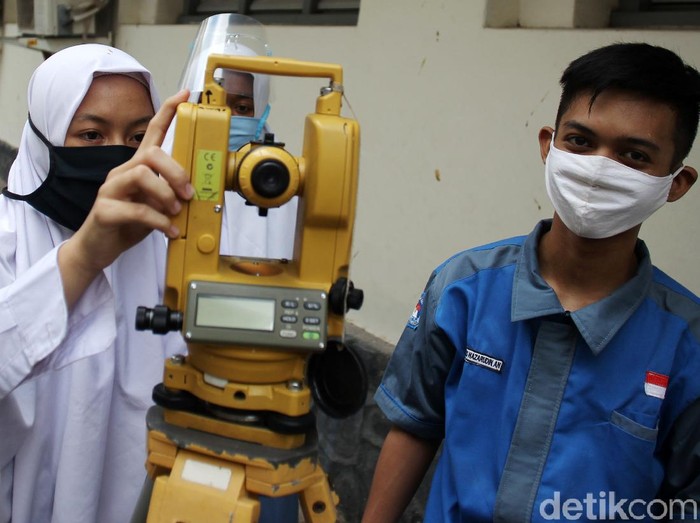 Sejumlah siswa mengikuti kelas praktik dengan standar protokol kesehatan di Sekolah Menengah Kejuruan Negeri 2 Yogyakarta, Rabu (23/9/2020). Penerapan sistem pembelajaran secara langsung ini diselenggarakan untuk mengatasi masalah yang timbul saat sistem pembelajaran jarak jauh dengan sistem daring.