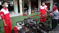 Sejumlah siswa membedah mesin mobil dalam kelas praktik di SMK tersebut. Pembedahan dilakukan untuk mempermudah siswa mempelajari jeroan mesin kendaraan roda empat tersebut.