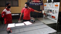 Sejumlah siswa mengikuti kelas praktik di SMK Negeri 2 Yogyakarta, Rabu (23/9/2020). 