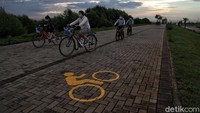 Fasilitas olahraga seperti jogging track membuat kawasan itu jadi destinasi alternatif warga yang hendak berolahraga sembari menikmati pemandangan matahari terbenam.