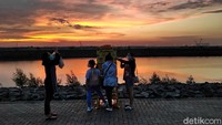 Selain berolahraga, tak sedikit warga yang datang ke sana untuk sekadar menikmati pemandangan matahari terbenam.
