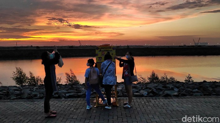Pulau D merupakan salah satu pulau hasil reklamasi yang berada di Teluk Jakarta. Pulau itu kini kerap didatangi warga untuk berolahraga maupun berwisata kuliner