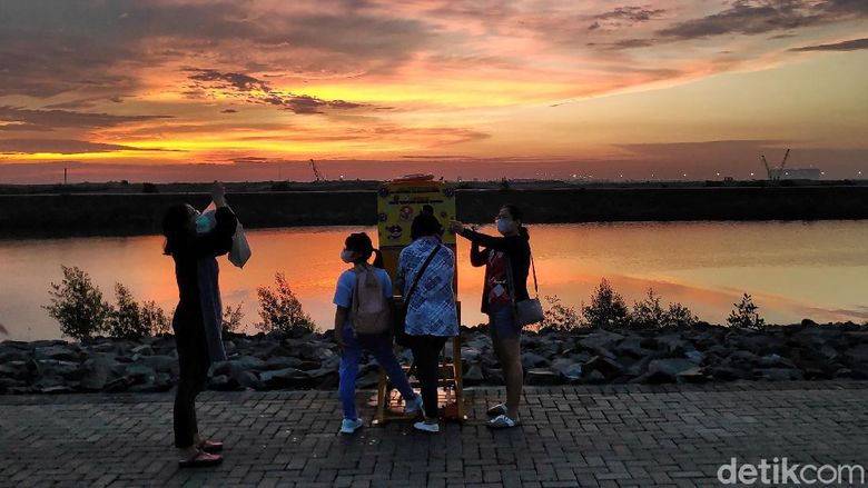Menanti Senja di Pulau D Pantai Indah Kapuk Pulau D merupakan salah satu pulau hasil reklamasi yang berada di Teluk Jakarta. Pulau itu kini kerap didatangi warga untuk berolahraga maupun berwisata kuliner