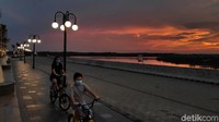 Pemandangan matahari terbenam yang menawan membuat sejumlah warga menjadikan kawasan Pulau D sebagai destinasi favorit untuk berolahraga seperti jogging maupun bersepeda.