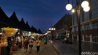 Tak sedikit pula warga yang datang ke sana untuk berburu kuliner yang dijajakan oleh para pedagang di salah satu area di kawasan Pulau D.