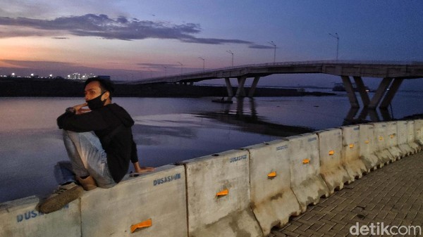 Lalu ada, San Antonio Pomenade. San Antonio Promenade atau pelataran tepi laut mengajak traveler merasakan sensasi bersepeda atau jogging di tepi laut. Desainnya cukup estetik, banyak spot instagramable untuk traveler yang hobi foto-foto. Pradita Utama/detikcom. Lalu ada, San Antonio Pomenade. San Antonio Promenade atau pelataran tepi laut mengajak traveler merasakan sensasi bersepeda atau jogging di tepi laut. Desainnya cukup estetik, banyak spot instagramable untuk traveler yang hobi foto-foto. Pradita Utama/detikcom.