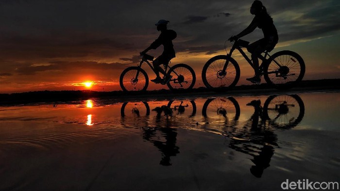 Menanti Senja di Pulau D Pantai Indah Kapuk Pulau D merupakan salah satu pulau hasil reklamasi yang berada di Teluk Jakarta. Pulau itu kini kerap didatangi warga untuk berolahraga maupun berwisata kuliner