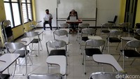 Kegiatan kuliah online itu terlihat saat seorang dosen tengah memberikan materi saat mengajar mata kuliah secara online di salah satu peguruan tinggi di kawasan Yogyakarta, Rabu (23/9/2020).