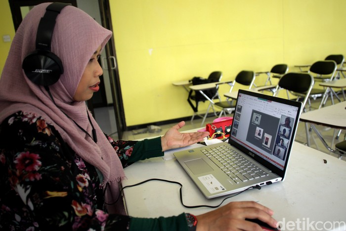 Pandemi COVID-19 membuat kegiatan belajar mengajar dilakukan secara daring guna mencegah virus Corona. Seperti apa aktivitas kuliah online di masa pandemi?