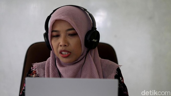 Pandemi COVID-19 membuat kegiatan belajar mengajar dilakukan secara daring guna mencegah virus Corona. Seperti apa aktivitas kuliah online di masa pandemi?