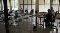Penampakan bangku-bangku kosong saat seorang dosen tengah memberikan materi perkuliahan kepada para mahasiswanya secara daring.