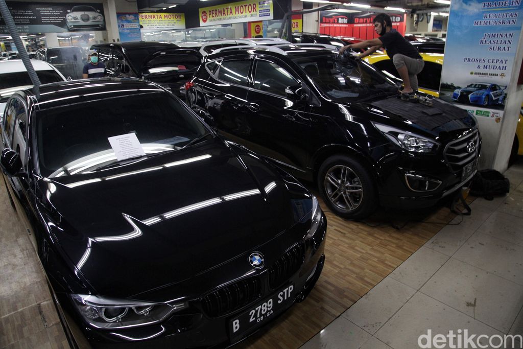 Mobil baru diwacanakan mendapat insentif pembebasan pajak hingga 0 persen. Tapi kebijakan ini dikhawatirkan mengganggu kelangsungan bisnis pedagang mobil bekas.