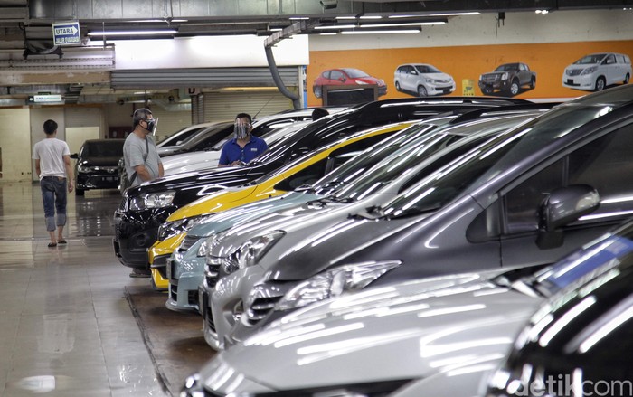 Mobil baru diwacanakan mendapat insentif pembebasan pajak hingga 0 persen. Tapi kebijakan ini dikhawatirkan mengganggu kelangsungan bisnis pedagang mobil bekas.
