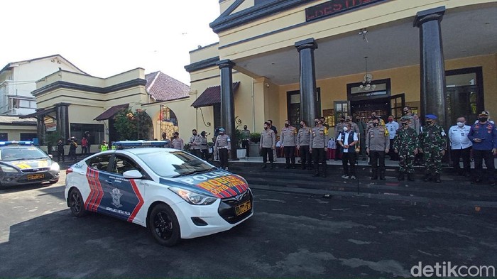 Pemkot Bandung dan kepolisian meluncurkan mobile COVID-19 hunter. Aparat gabungan akan bergerak menelusuri masyarakat yang melanggar protokol kesehatan.