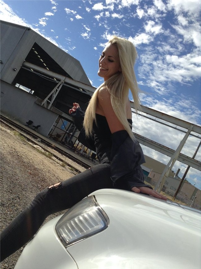 Monique ketahuan menggeledah dan mengambil uang di restoran pizza. Dia pun mencuri uang di coffeshop dan mengambil kartu kredit.  Foto: Instagram