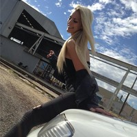 Monique ketahuan menggeledah dan mengambil uang di restoran pizza. Dia pun mencuri uang di coffeshop dan mengambil kartu kredit.  Foto: Instagram