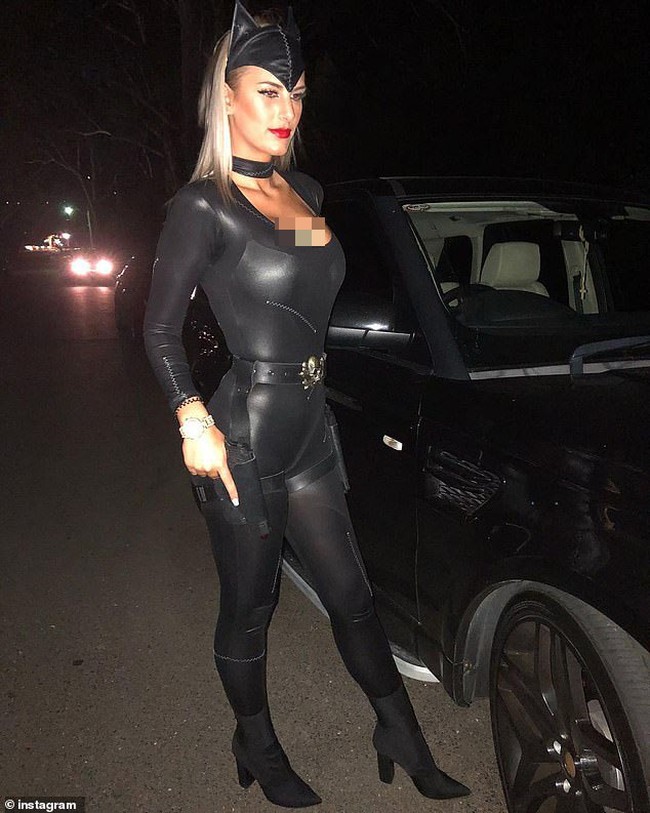 Tak hanya itu, Monique juga ketahuan mengambil uang US$ 1.000 di toko roti.  Foto: Instagram