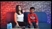 Selain sebagai penyanyi dan DJ, Nathalie Holscher juga aktif di YouTube. Bahkan konten yang ia tampilannya, termasuk konten kulineran seperti ini. Foto: Nathalie Holscher