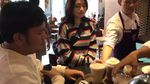 Cantiknya Nathalie Holscher saat Makan Pizza dan Mie Pedas