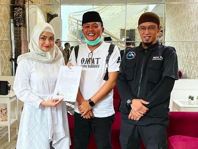 Nathalie Holscher, Si Cantik yang Putuskan Jadi Mualaf