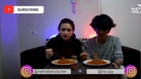 Tak hanya itu, konten YouTubenya semakin menarik saat melakukan challenge untuk makan mie super pedas.  Foto: Nathalie Holscher