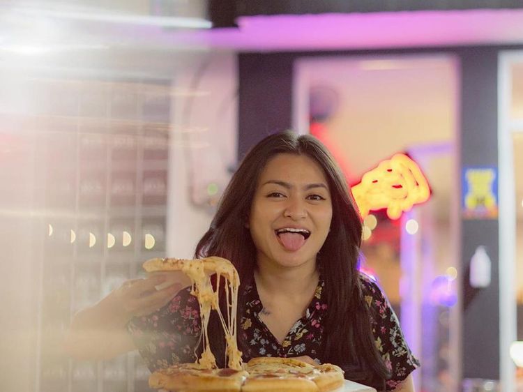 Cantiknya Nathalie Holscher saat Makan Pizza dan Mie Pedas