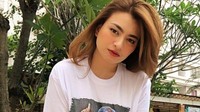 Tak hanya itu, di Instagram, ia juga sering membagikan pose-pose cantiknya saat nongkrong di kafe-kafe kekinian. Foto: Nathalie Holscher