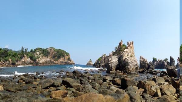 Sesuai namanya, Pantai Gigi Hiu memiliki pemandangan batu karang yang runcing mirip gigi ikan hiu. (Alicha Nurlaili/dTraveler)
