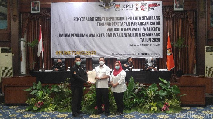 Pasangan Hendi-Ita menerima surat penetapan paslon Pilwalkot Semarang, Rabu (23/9/2020).
