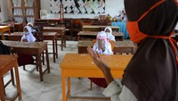Sekretaris Direktorat Jenderal GTK Kemendikbud Nunuk Suryani, menambahkan ada beberapa syarat yang harus dipenuhi untuk mendaftar PPPK. Misalnya, guru honorer K2 harus masuk dalam database BKN dan guru honorer non-K2 sekolah negeri maupun swasta harus masuk dalam data pokok pendidikan (Dapodik). Antara Foto.
