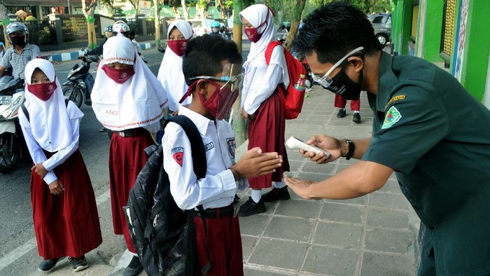 PEMBELAJARAN TATAP MUKA SD DI PAMEKASAN Guru mengajar saat hari pertama Pembelajaran Tatap Muka (PTM) di SDN Lawangan Daya 2, Pamekasan, Jawa Timur, Rabu (23/9/2020). Pemkab Pamekasan mulai melakukan proses PTM untuk tingkat SD dan SMP sesuai dengan Keputusan Bersama (SKB) empat Menteri tentang Panduan Penyelenggaraan Pembelajaran, yang salah satunya harus masuk ke dalam zona kuning. ANTARA FOTO/Saiful Bahri/aww.
