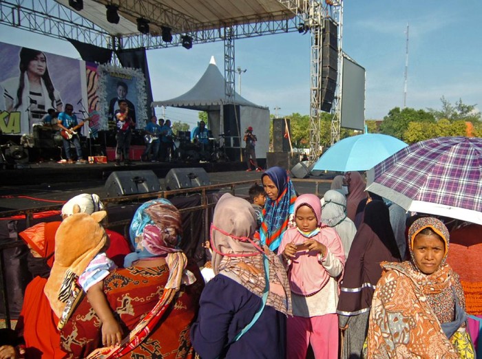 Konser musik dangdut di Tegal digelar di tengah pandemi COVID-19. Konser itu diketahui diadakan Wakil Ketua DPRD Kota Tegal untuk perayaan pernikahan.