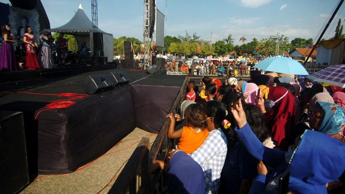 Konser musik dangdut di Tegal digelar di tengah pandemi COVID-19. Konser itu diketahui diadakan Wakil Ketua DPRD Kota Tegal untuk perayaan pernikahan.