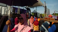 Sejumlah warga tidak mengenakan masker menyaksikan musik dangdut di Lapangan Tegal Selatan, Tegal, Jawa Tengah, Rabu (23/9/2020).