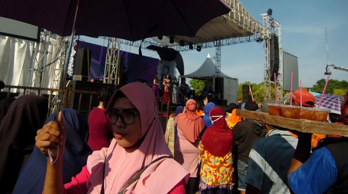 Penampakan Konser Dangdut di Tengah Pandemi Konser musik dangdut di Tegal digelar di tengah pandemi COVID-19. Konser itu diketahui diadakan Wakil Ketua DPRD Kota Tegal untuk perayaan pernikahan.