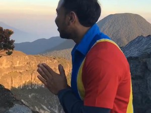 Usir Lelah, Pendaki Gunung Ini Beraksi Kocak Jadi Pegawai Minimarket