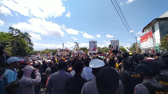 Pendukung pasangan SUKA yang gagal lolos Pilbup Dompu demo ke KPU (Foto: Faruk/detikcom)