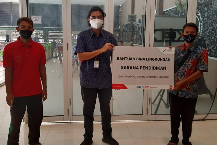 PT Pertamina (Persero) melalui Marketing Operation Region (MOR) III Jawa bagian Barat mengucurkan bantuan lebih dari Rp 1 miliar untuk mendukung pembangunan atau renovasi fasilitas pendidikan serta pelatihan bagi usaha mikro kecil dan menengah (UMKM), Rabu (23/9/2020).