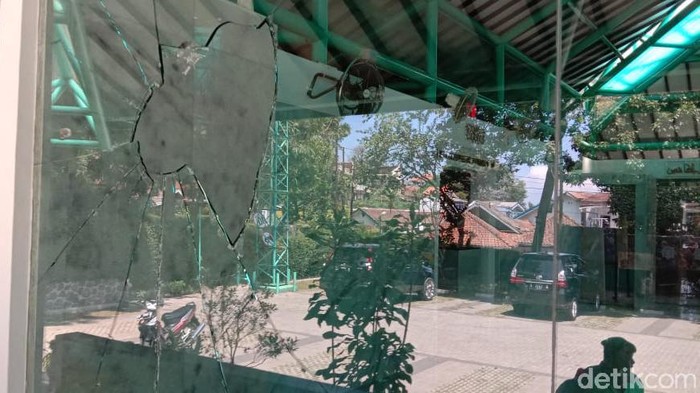 Sebuah masjid di Bandung dilempar seorang priapria hingga mengakibatkan kaca pecah. Pria yang diketahui berinisial DB itu tiba-tiba datang dan melakukan pelemparan.