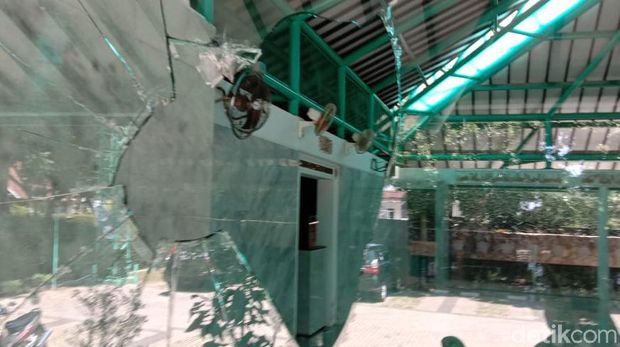 A man in Bandung was thrown into a mosque, causing the glass to break.  The man known by the initials DB suddenly came and threw it away.