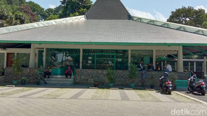 Sebuah masjid di Bandung dilempar seorang priapria hingga mengakibatkan kaca pecah. Pria yang diketahui berinisial DB itu tiba-tiba datang dan melakukan pelemparan.