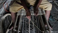 Bisnis pembuatan peti mati terus bergeliat di tengah pandemi COVID-19.