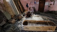 Bagian-bagian peti mati tersebut dibuat secara teliti oleh para pekerja.