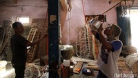 Sejumlah perajin tengah berisitirahat di sela-sela pembuatan peti mati dari rotan hingga bambu tersebut.