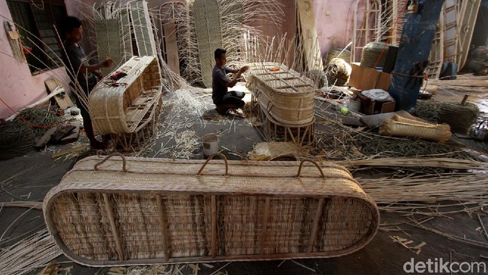 Peti Mati Made In Sukoharjo Ini Laris Manis di Pasar Eropa Bisnis pembuatan peti mati terus bergeliat di tengah pandemi COVID-19. Peti mati buatan perajin di Sukoharjo ini bahkan tembus pasar Eropa lho.