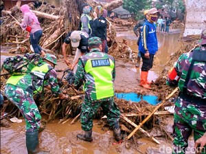 Pasca Banjir Sukabumi, Petugas Fokus Pencarian Korban-Distribusi Logistik