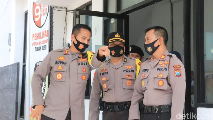 Puluhan polisi diterjunkan ke Kantor KPU Tuban. Mereka berjaga agar penetapan paslon yang akan maju di Pilbup Tuban berjalan kondusif.