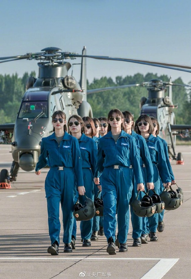 China baru-baru ini merekrut 10 wanita pertama yang dilatih untuk menjadi tentara pilot wanita. Mereka pun telah menyelesaikan penerbangan solo pertama. Momen bersejarah tersebut dibagikan kepada netizen yang mengundang kekaguman.  Foto: Facebook/Weibo
