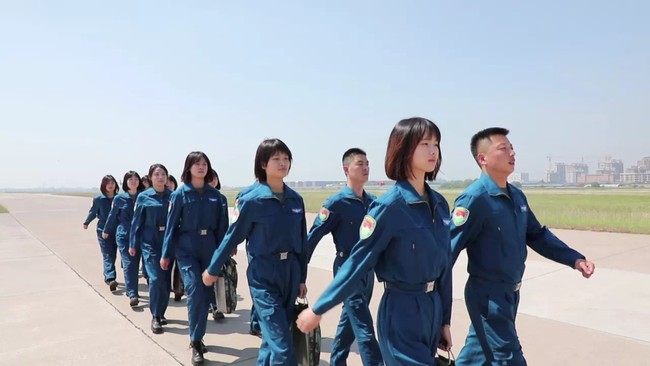 Dilaporkan China Daily bahwa sebenarnya China bukan pertama kali memiliki pilot wanita. Namun kesepuluh wanita kali ini adalah bagian khusus dari pilot wanita. Dikatakan bahwa China pertama kali melatih pilot wanita di 1951 dan ada sekitar 580 penerbang wanita dalam 10 generasi yang sudah tergabung dalam angkatan. Namun baru di angkatan kedelapan mereka terpilih untuk mengoperasi pesawat jet. Foto: Facebook/Weibo
